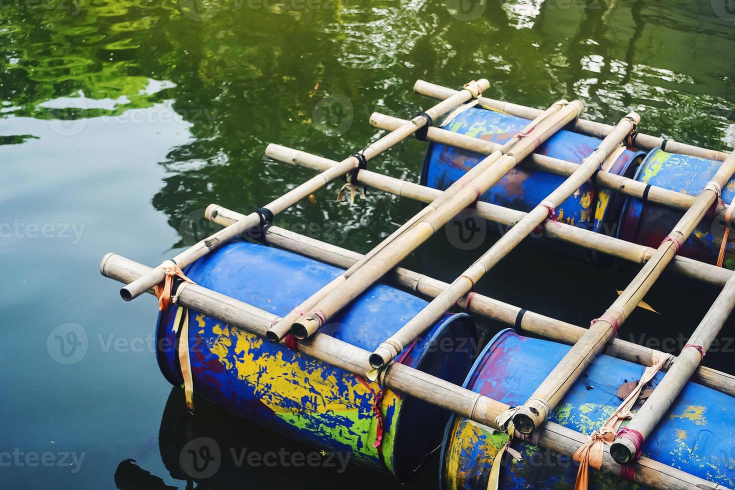 un radeau traditionnel fait de bambou et de tambours en plastique photo