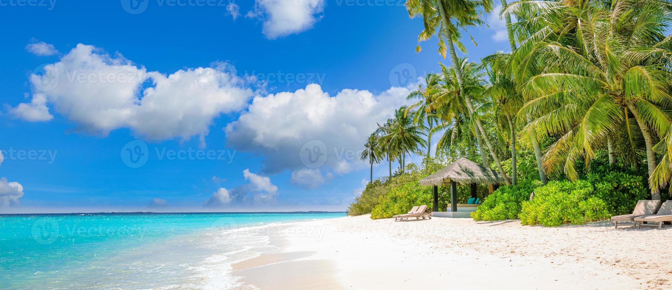 détendez-vous la nature de l'île, ciel de sable de mer. scène de plage tranquille. fond de paysage de plage tropicale exotique ou fond d'écran. surf du concept de vacances de vacances d'été. plage de voyage de luxe, paysage d'hôtel de villégiature photo