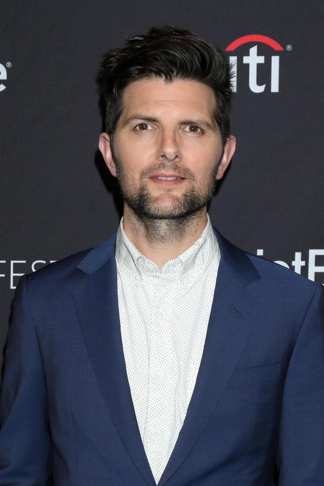 los angeles mars 21, adam scott à la réunion du 10e anniversaire des parcs et loisirs du paleyfest au dolby theatre le 21 mars 2019 à los angeles, ca photo