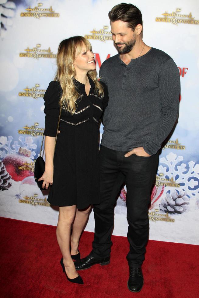 los angeles déc 4, alexa havins, justin bruening lors de la projection d'un miracle de noël et d'une fête de vacances au 189 par dominique ansel le 4 décembre 2018 à los angeles, ca photo