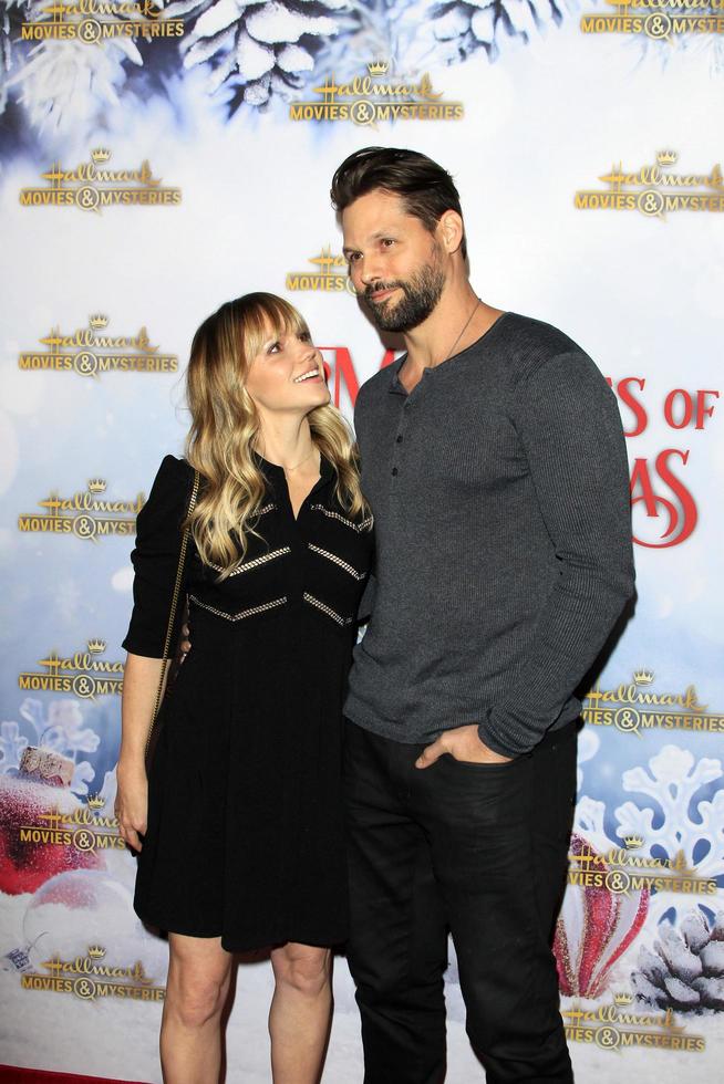 los angeles déc 4, alexa havins, justin bruening lors de la projection d'un miracle de noël et d'une fête de vacances au 189 par dominique ansel le 4 décembre 2018 à los angeles, ca photo