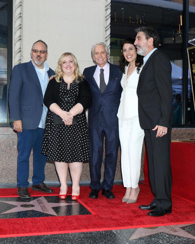 los angeles nov 6, al higgins, sarah baker, michael douglas, lisa edelstein, chuck lorre à la cérémonie des étoiles michael douglas sur le hollywood walk of fame le 6 novembre 2018 à los angeles, ca photo