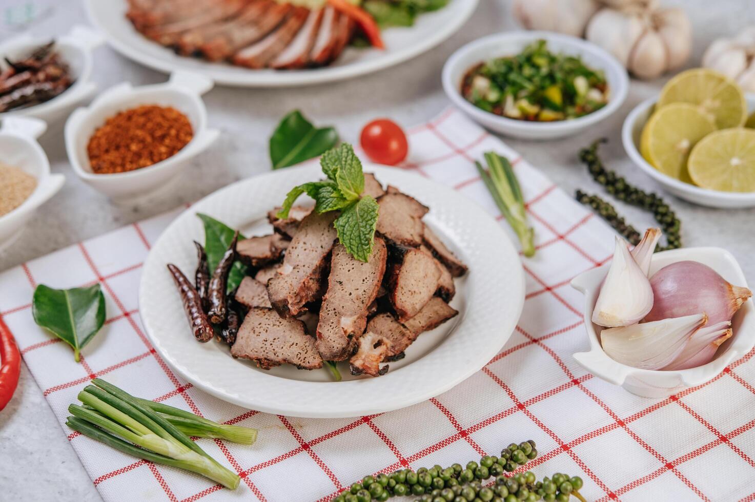 tranches de foie grillées avec carottes, piment, oignons nouveaux et menthe. photo