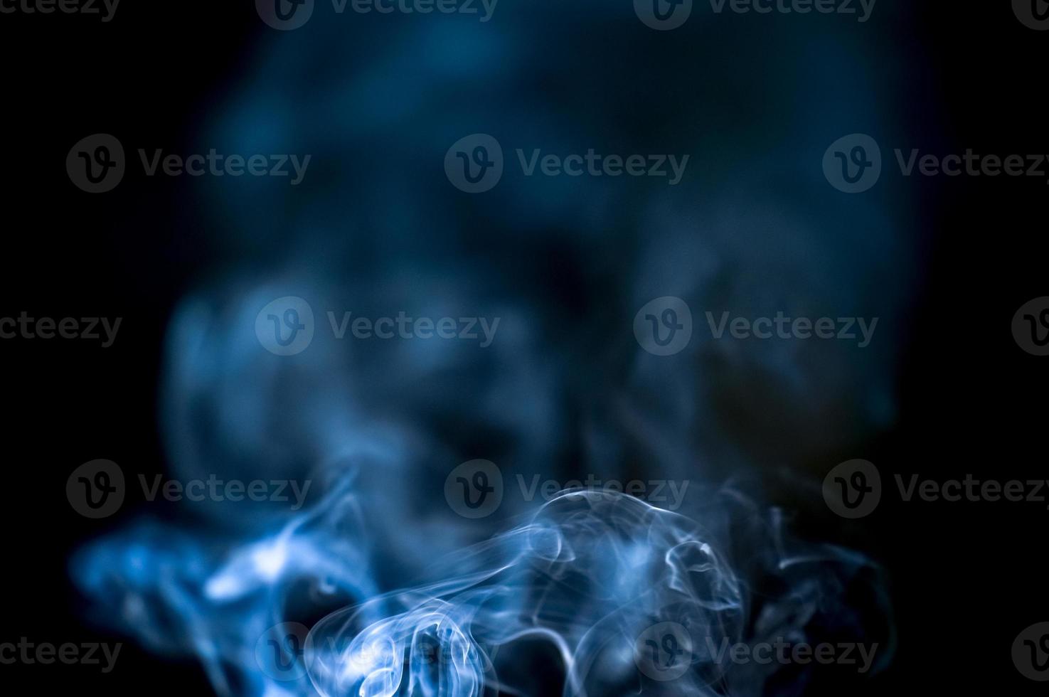 fond abstrait de fumée ou de brouillard sur fond noir photo