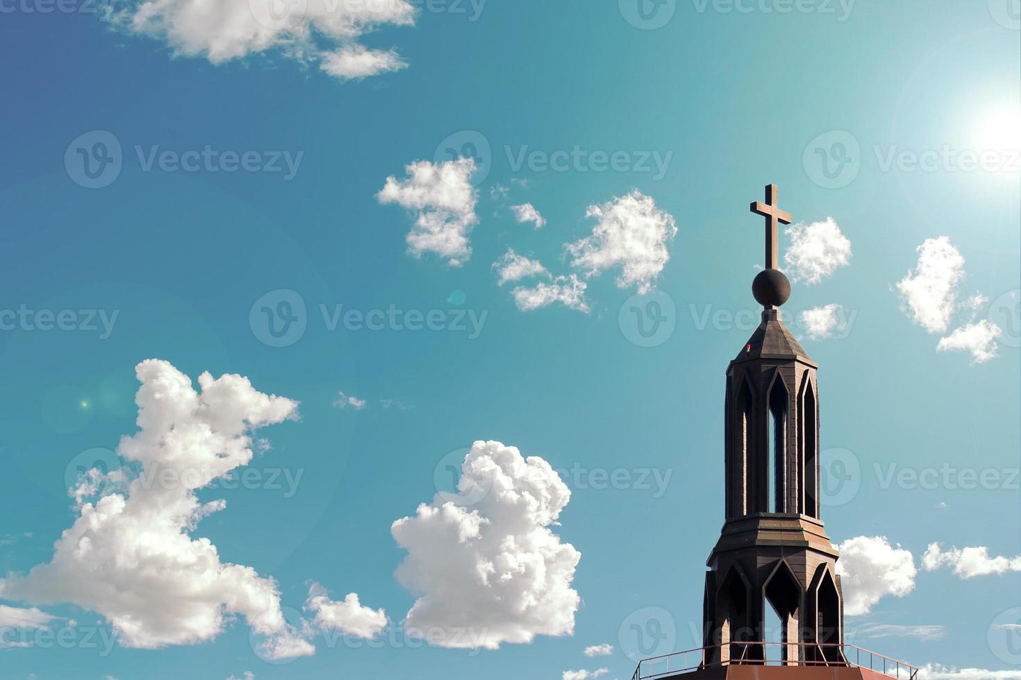 une grande croix sur un bel édifice photo