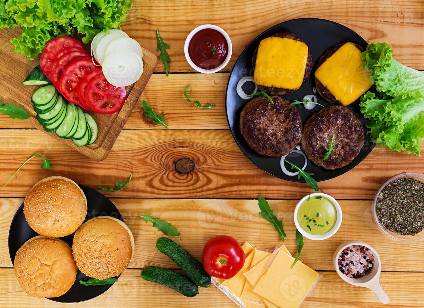 ingrédients pour burger sur fond en bois. vue de dessus photo