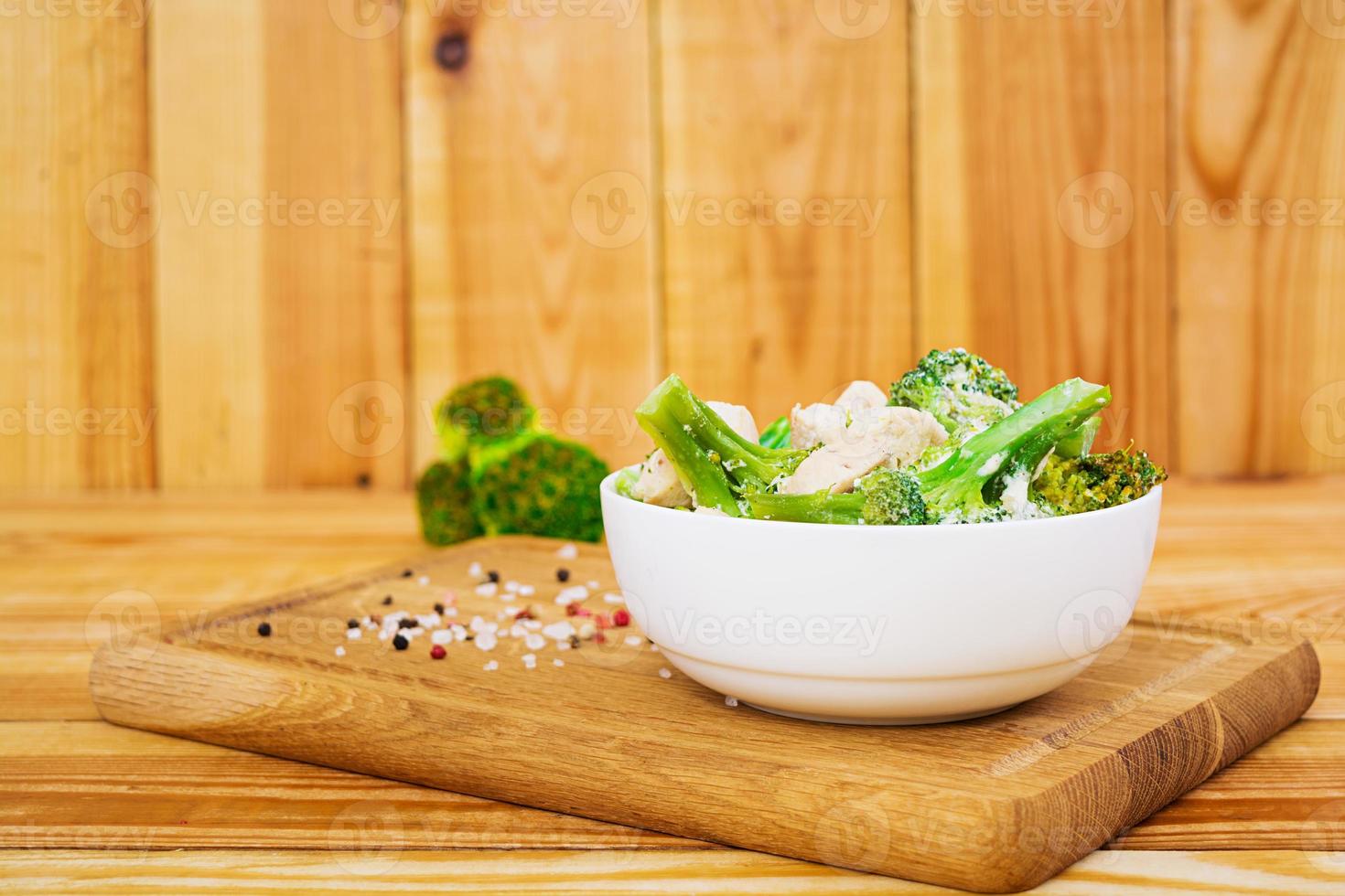 poulet au brocoli sur un fond en bois photo