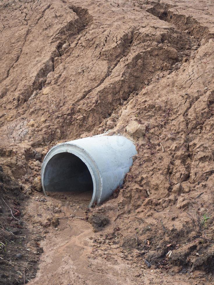 les tuyaux de drainage en béton couvrent le sol de la décharge. photo