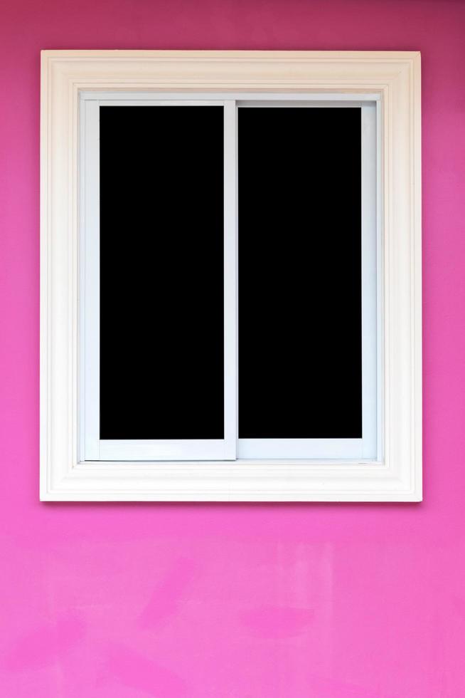 fenêtres blanches dans des murs roses. photo