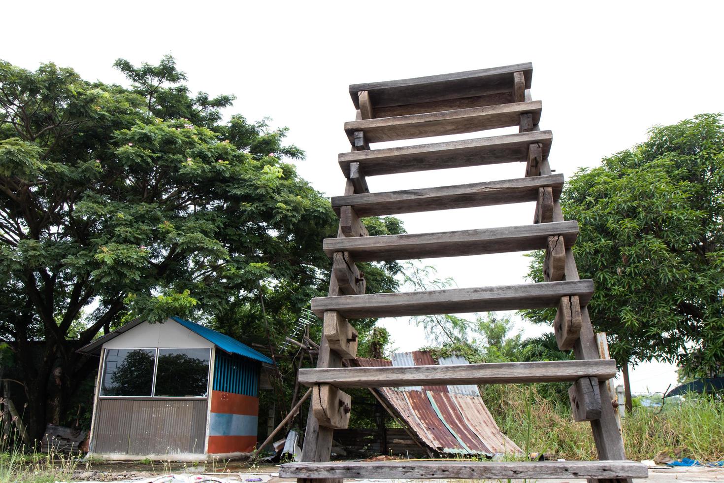 échelles en bois à la maison détruites. photo