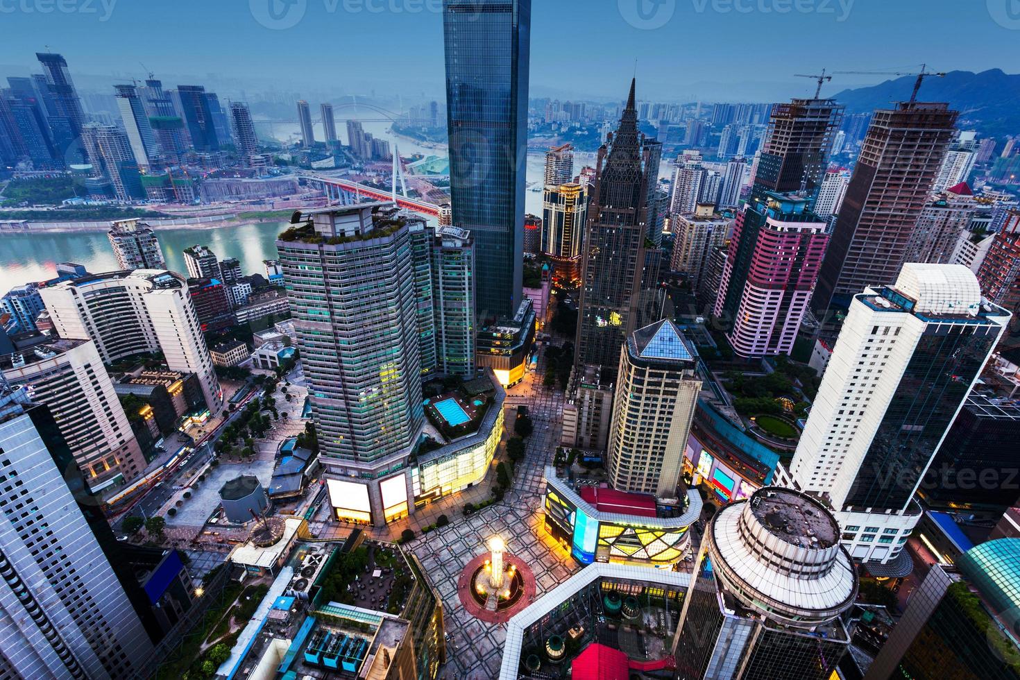 haute vue angle, de, gratte-ciel, dans, chongqing, à, coucher soleil photo