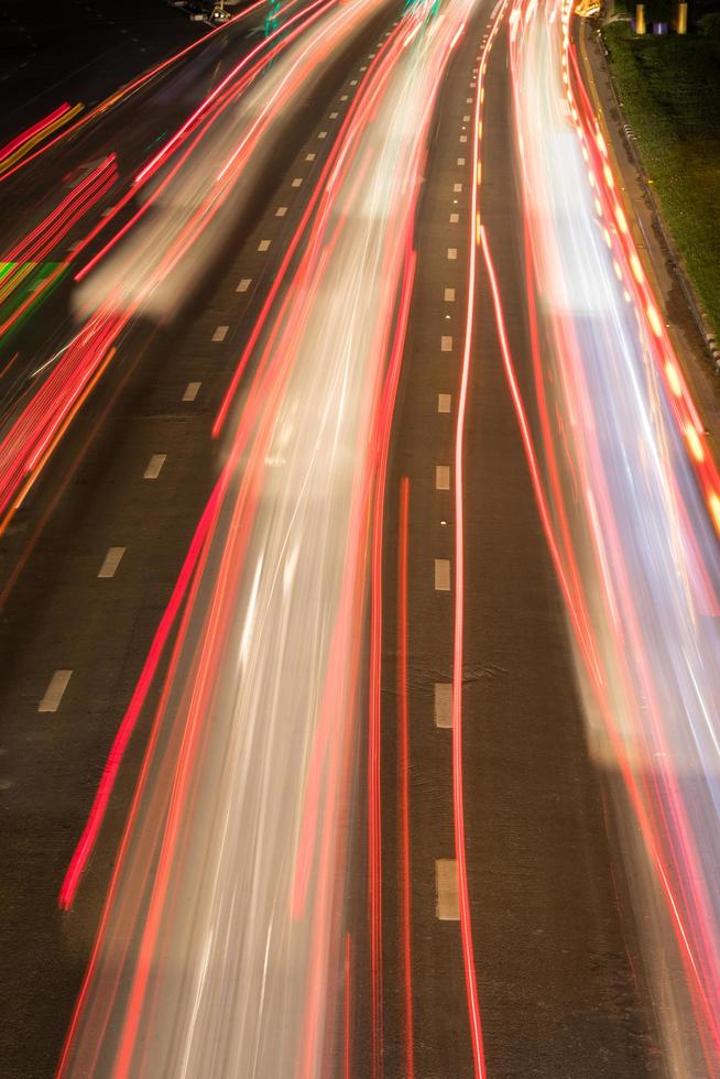 de nombreux feux de voiture dans la rue. photo