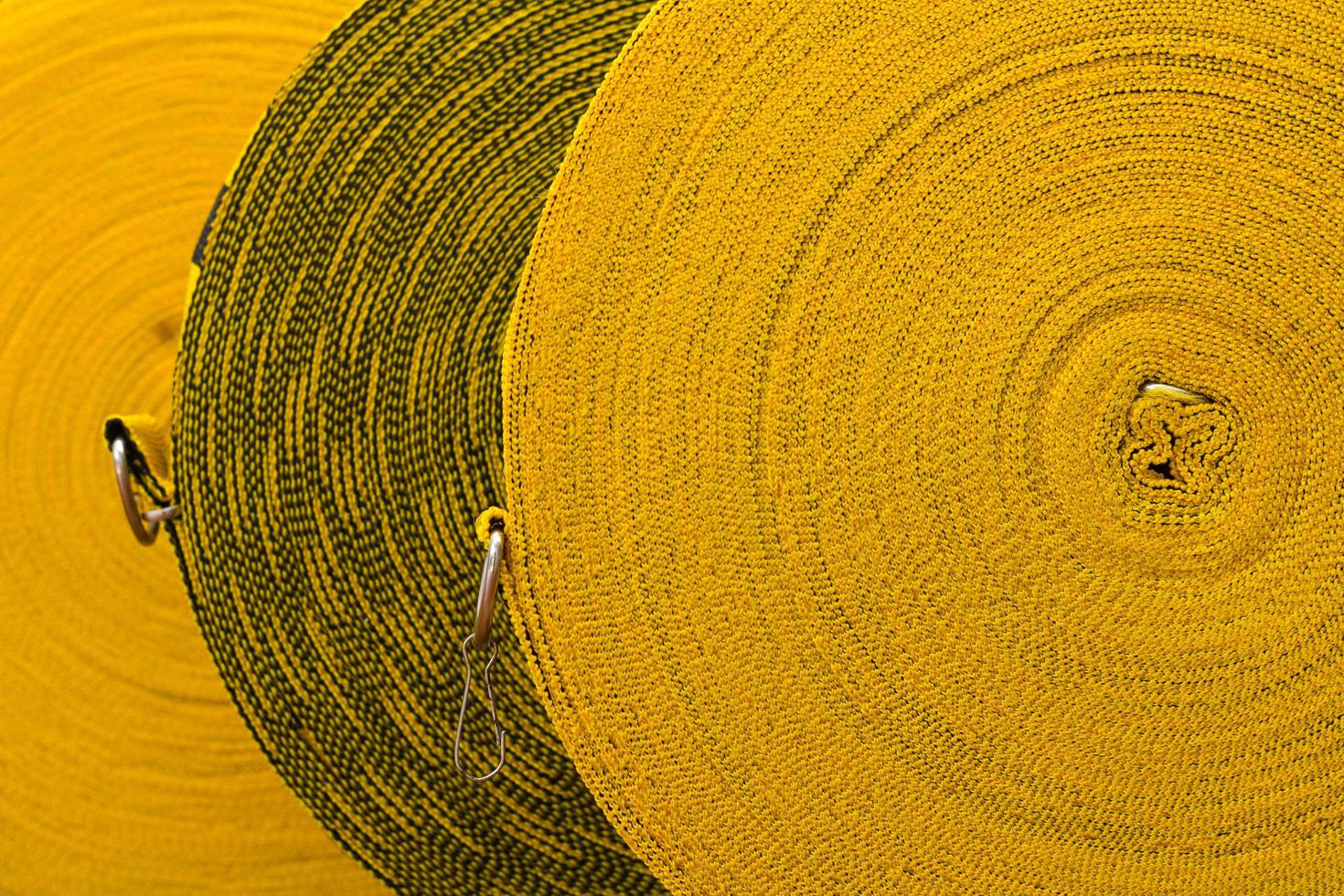 rouleau de corde jaune et noir. photo