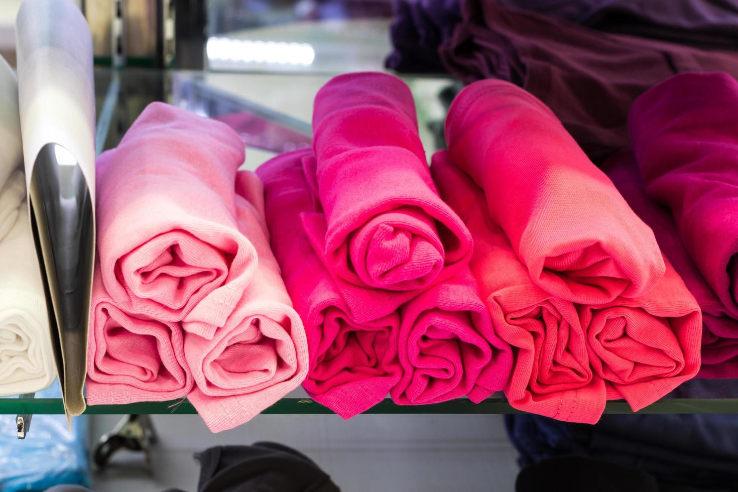 rouleau de tissu rose sur le verre. photo