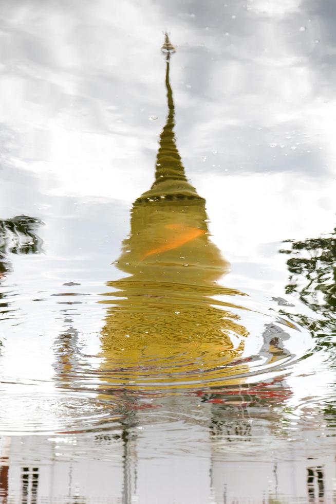 reflétant une pagode dorée. photo