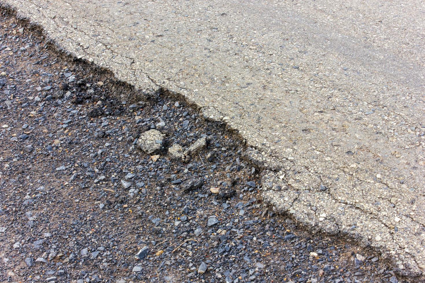 ruines de fissure de surface de route asphaltée. photo