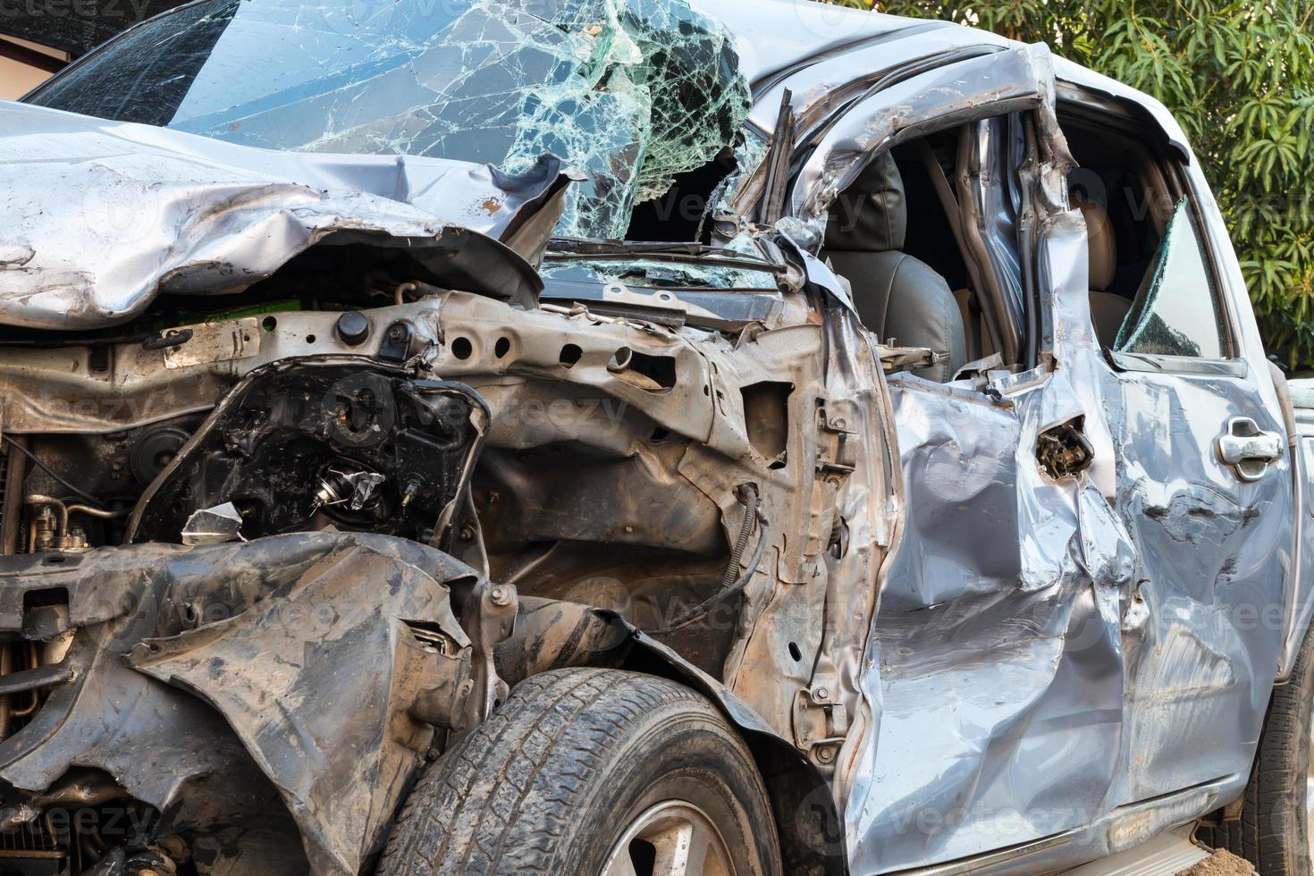 voiture porte d'entrée démolie. photo