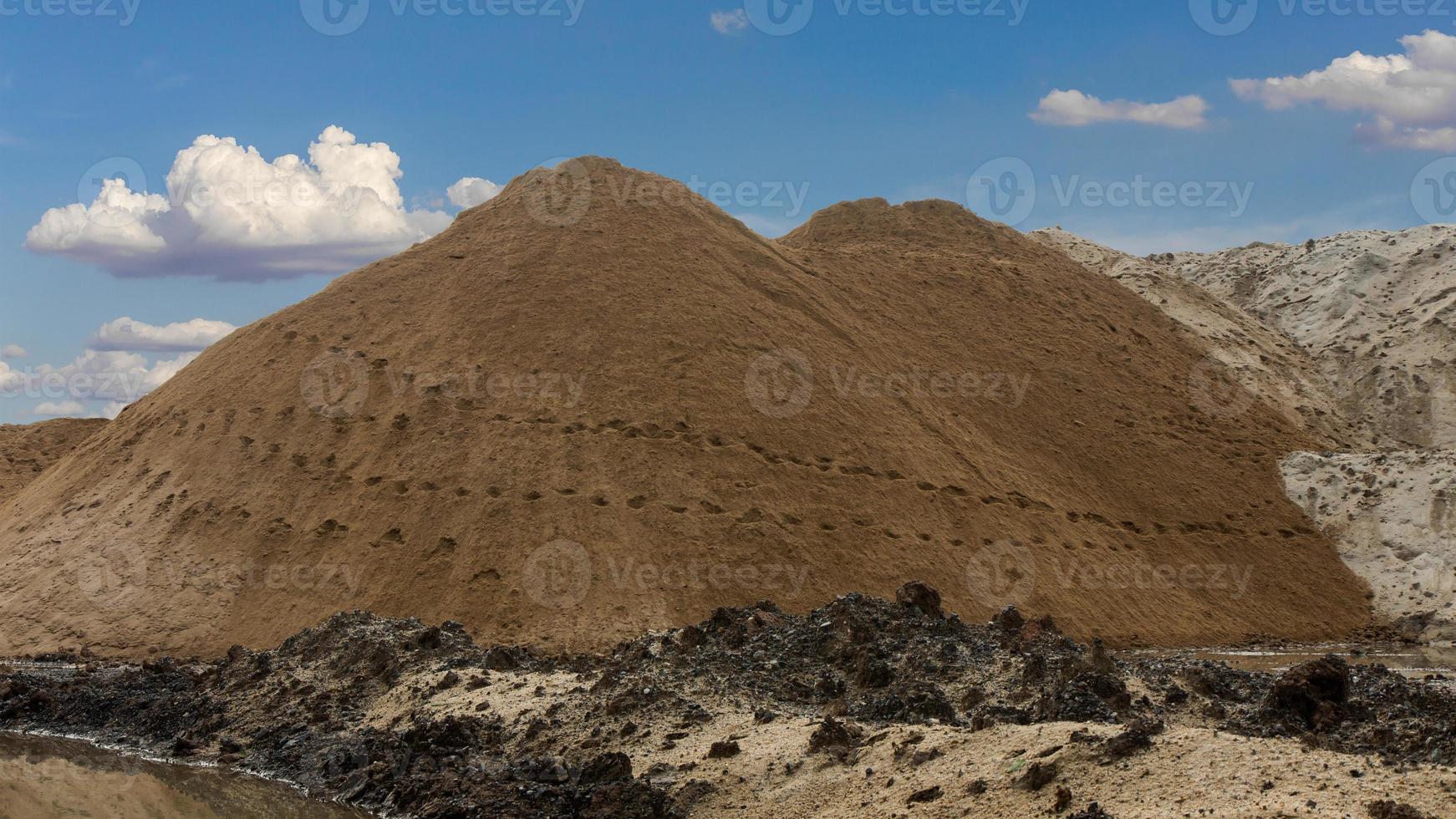 colline de sable humide contre le ciel. photo