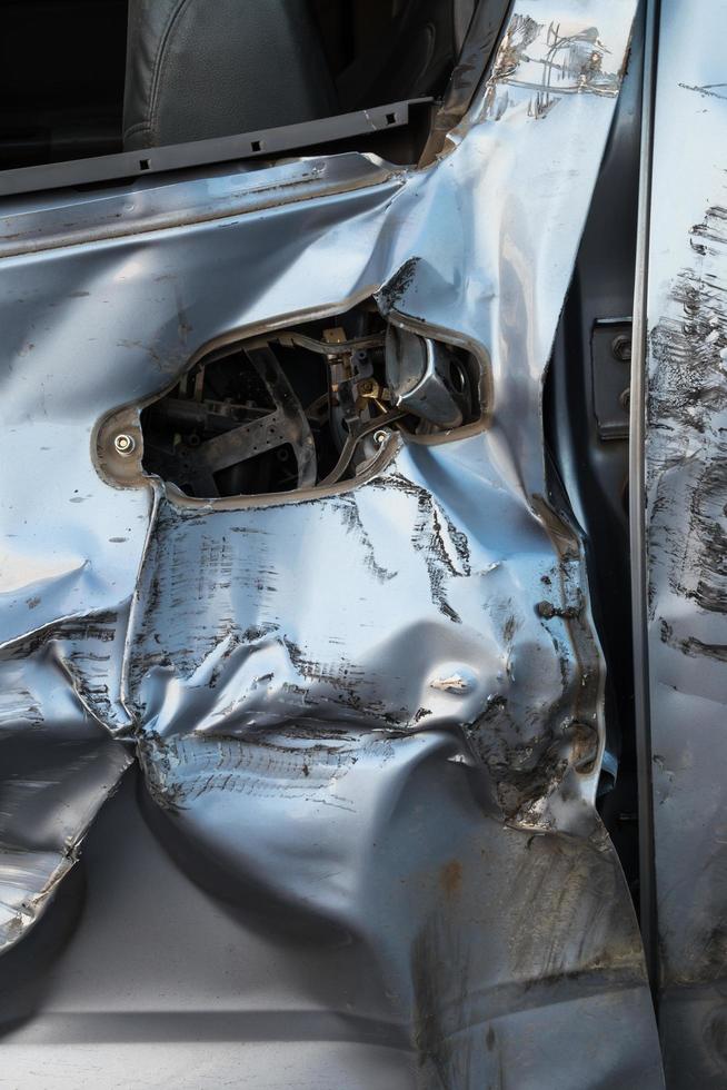 poignée de porte de voiture démolie. photo