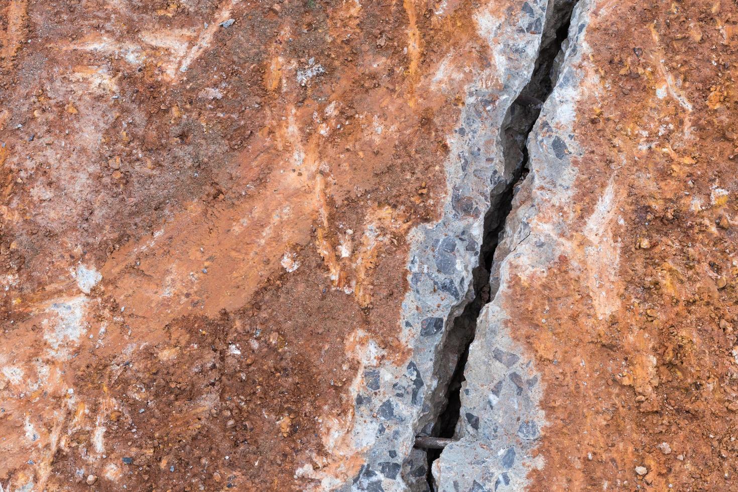 détail de la surface du sol, route en béton, fissuration. photo