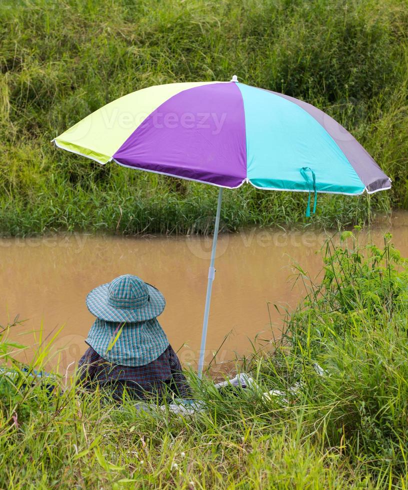 parapluie coloré de pêche. photo