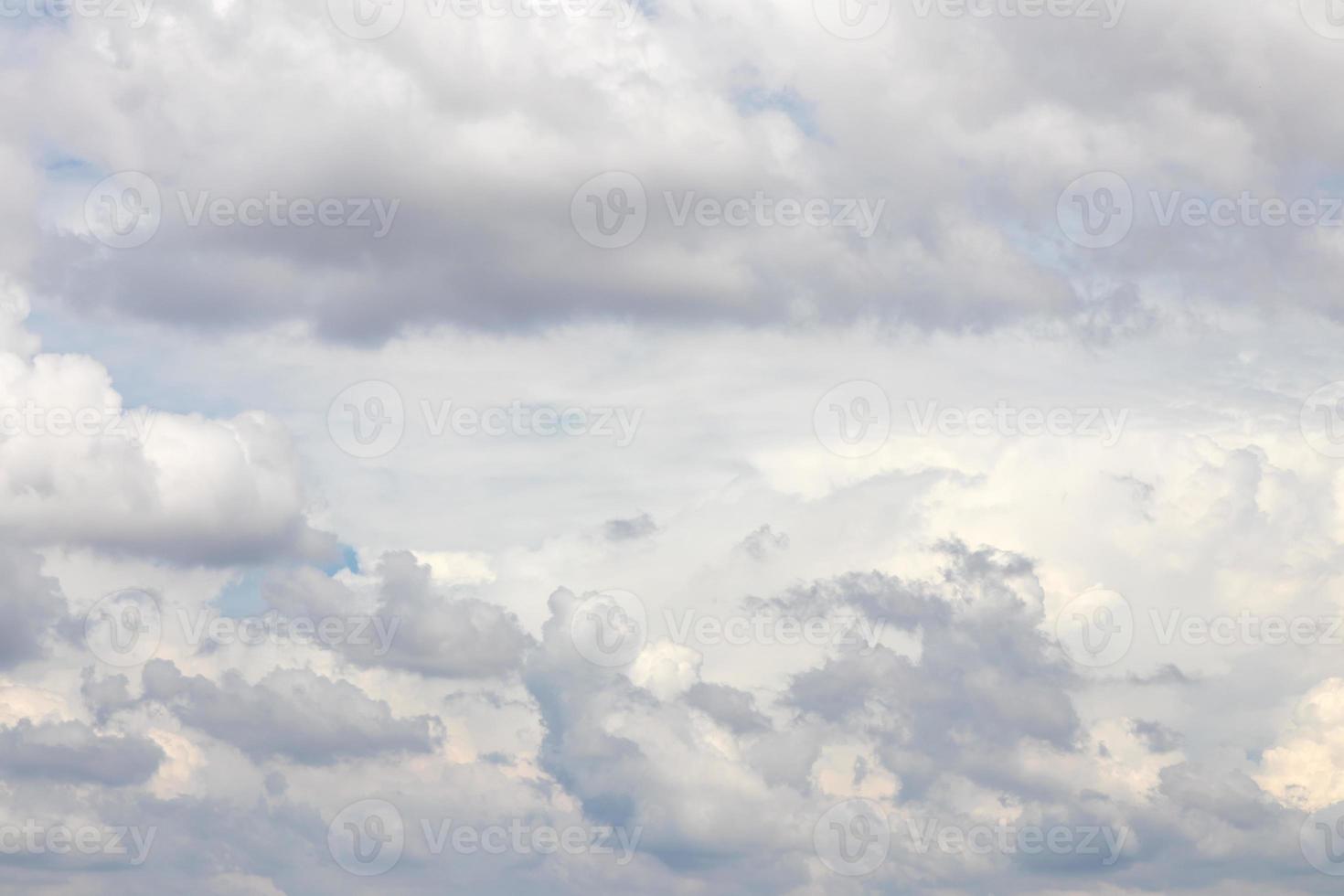 nuages dispersés dans le ciel. photo