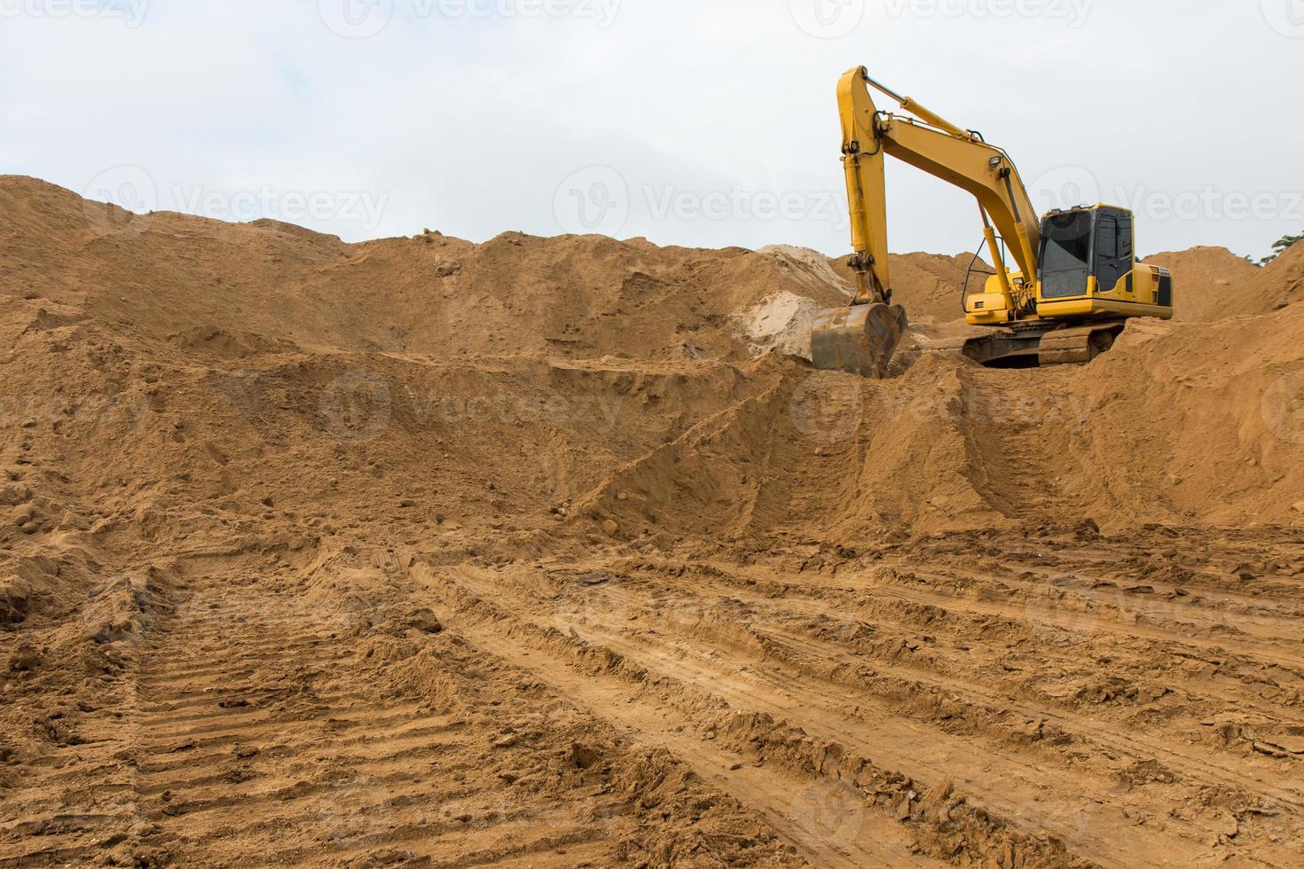 rétrocaveuse sur la piste de sable. photo