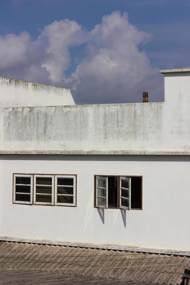 vieilles fenêtres avec des blocs de béton. photo