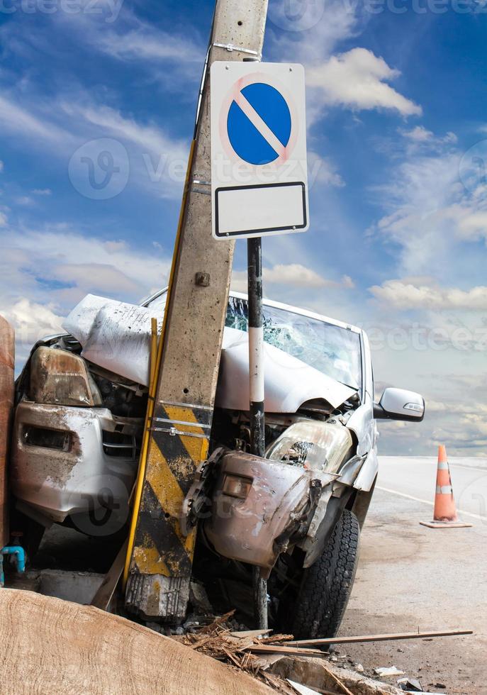 voitures sont entrées en collision avec un poteau électrique. photo