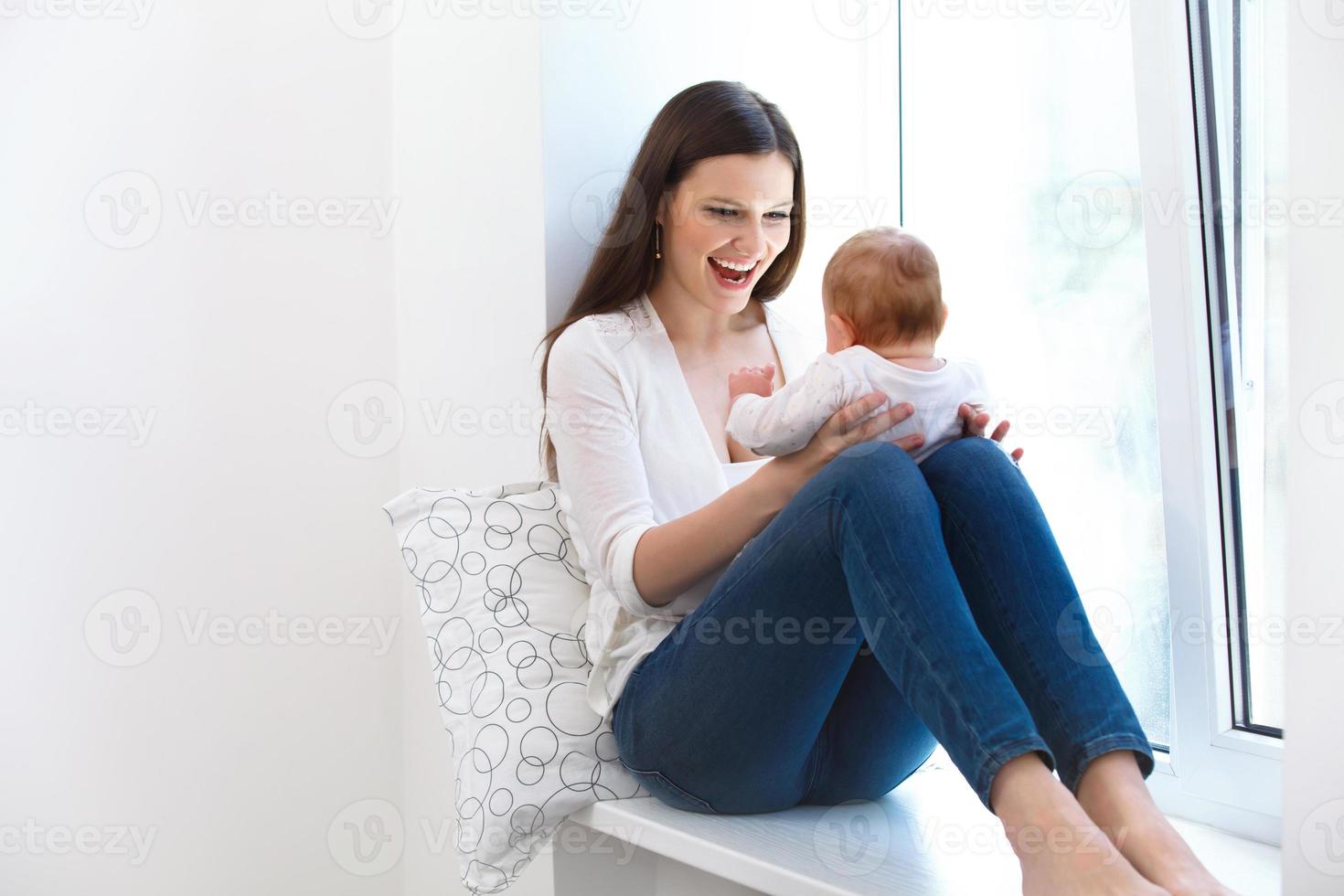 mère et bébé jouant. famille heureuse photo
