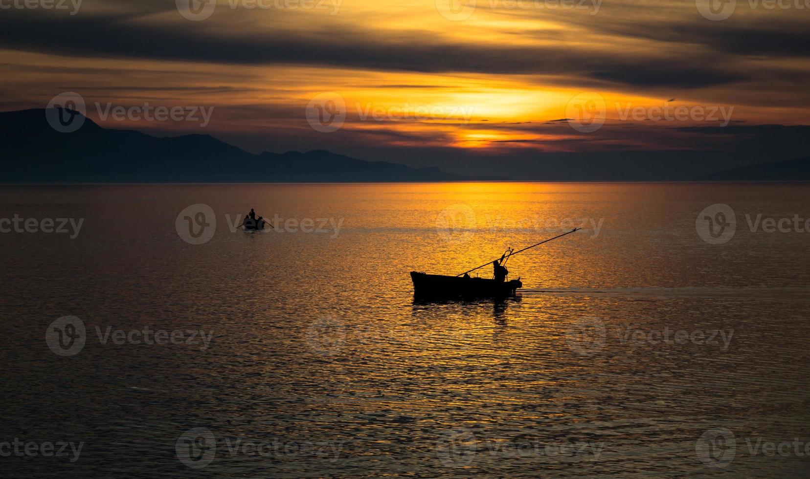bateaux au coucher du soleil photo