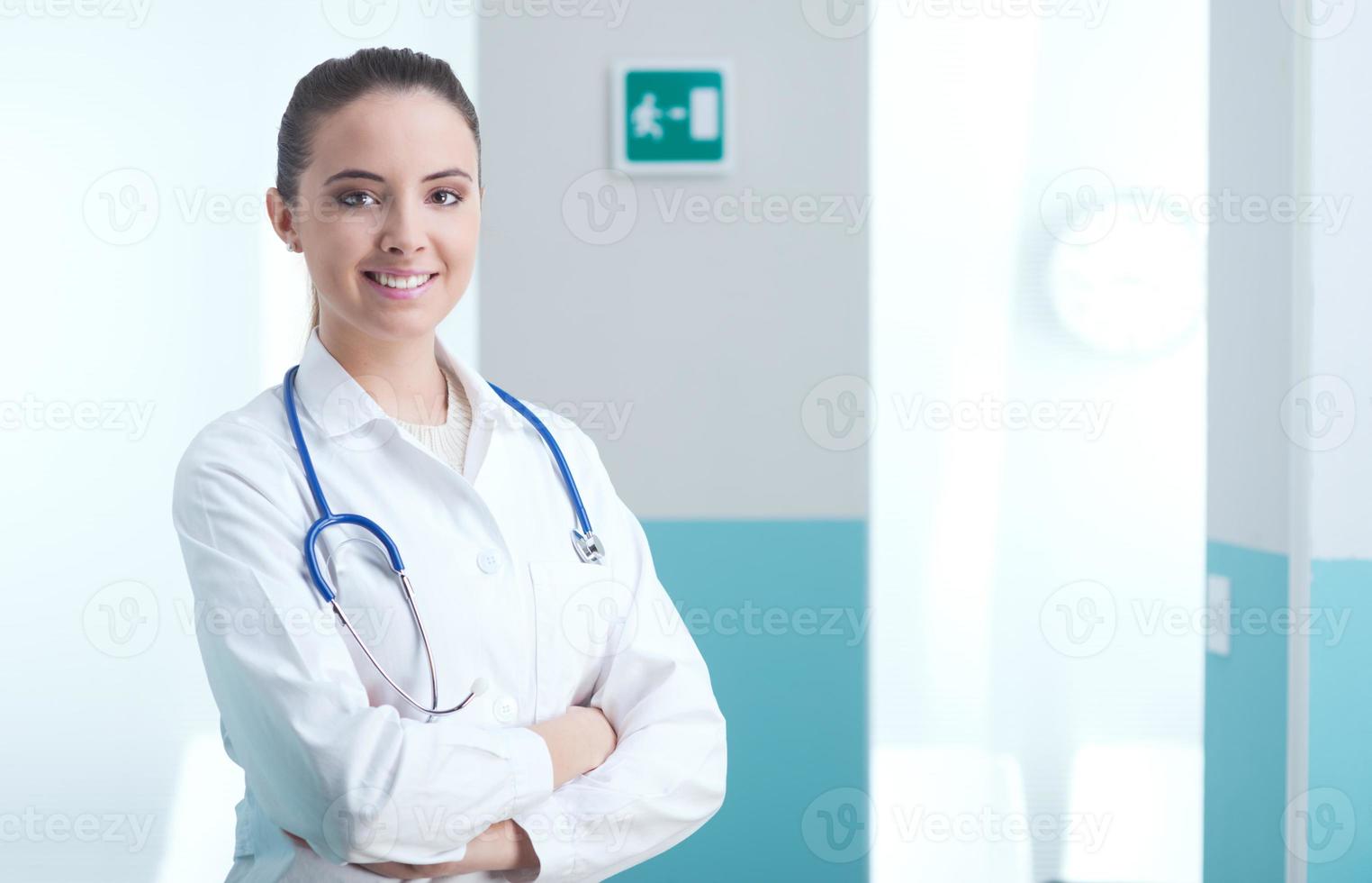 femme médecin souriant photo