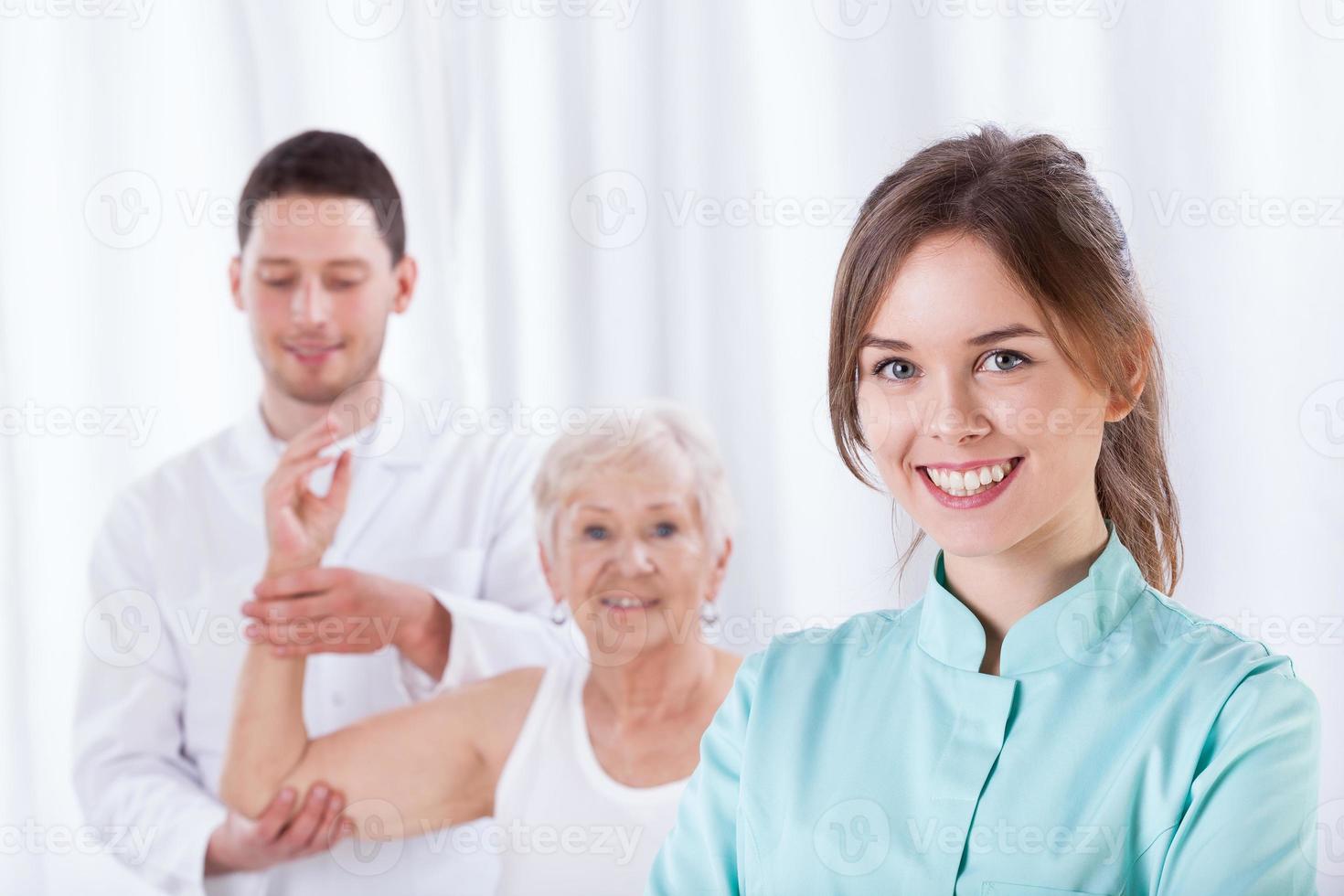 femme thérapeute souriant photo