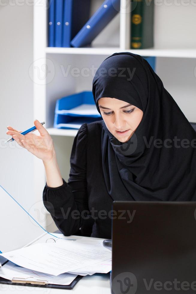 femme musulmane travaillant photo