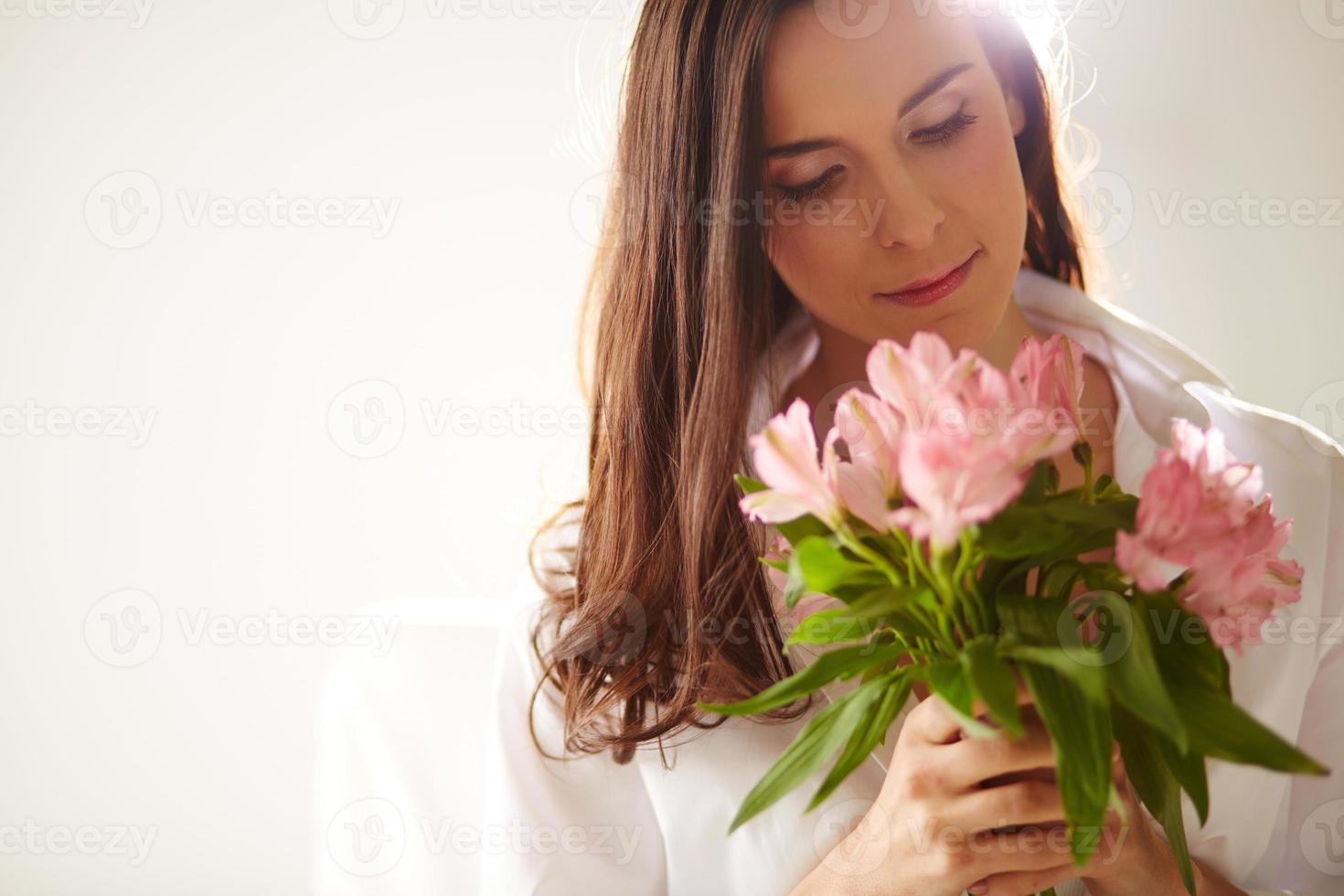 femelle à fleurs roses photo