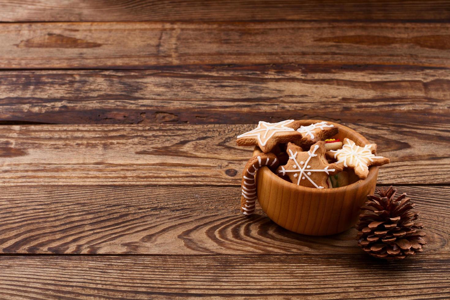 knar et biscuits sucrés de nourriture de noël sur fond de table en bois. espace de copie. mise au point sélective. notion de bonne année. photo