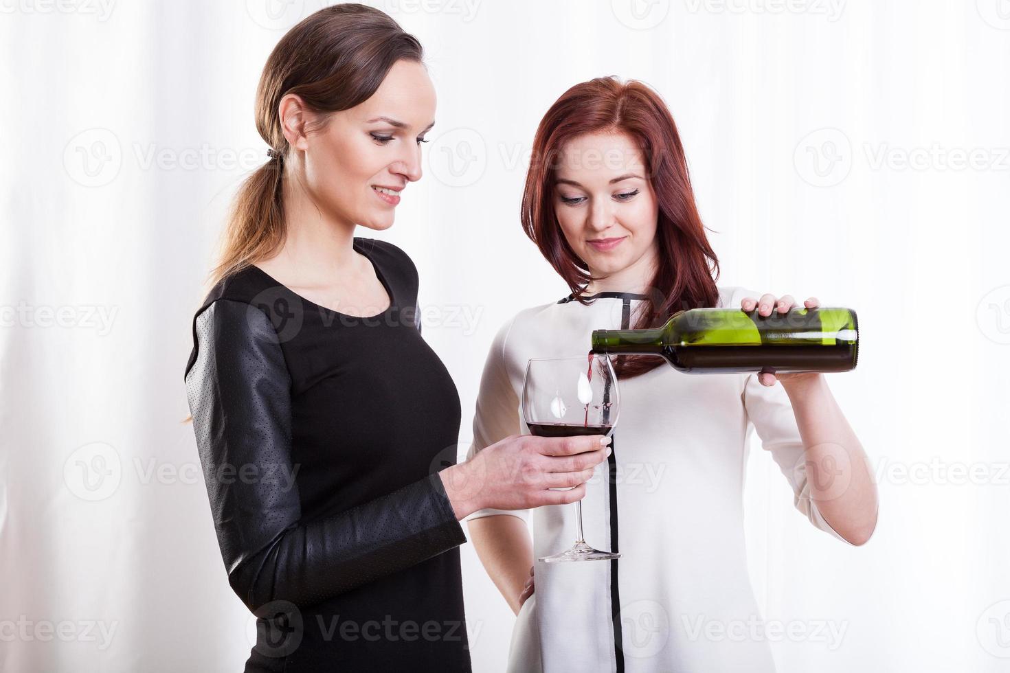 amies boire du vin rouge photo