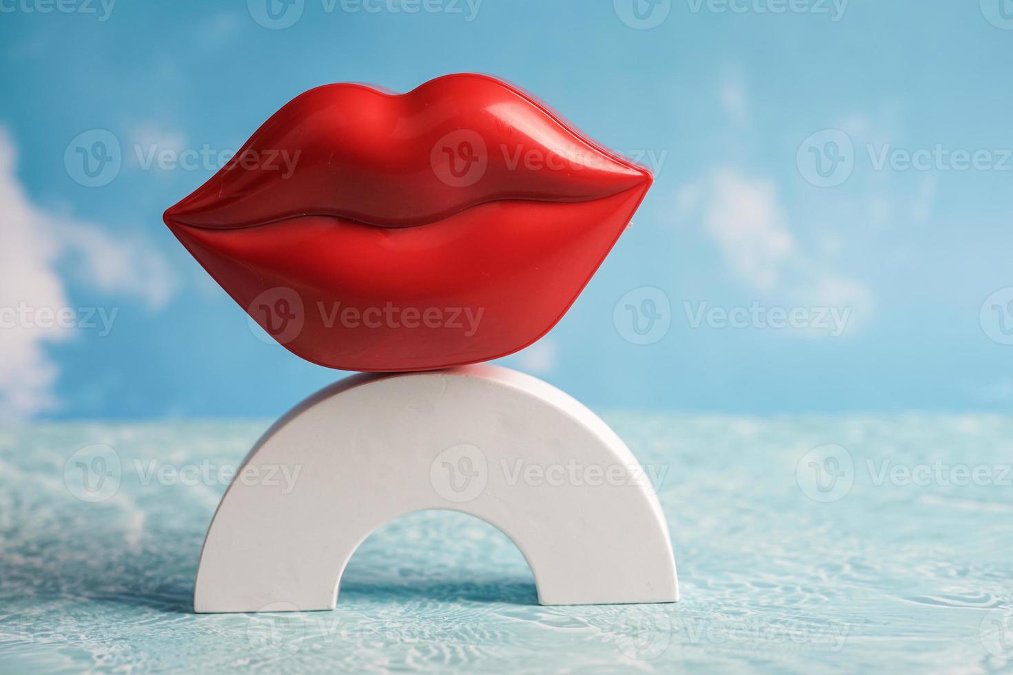 lèvre, bouche féminine. lèvres avec du rouge à lèvres. les lèvres de la femme se bouchent isolées sur le fond de l'eau. photo