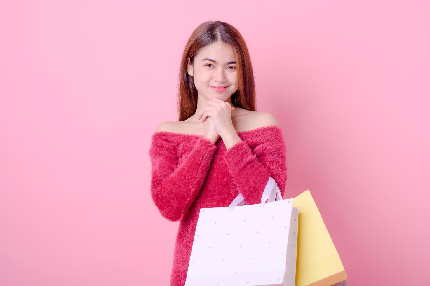 une belle femme asiatique est heureuse quand il y a un motif d'achat pour acheter les produits qu'elle veut, comme une promotion à prix réduit photo