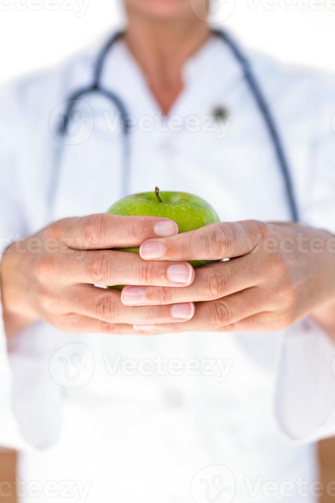 confiant, femme médecin, tenue, pomme verte photo