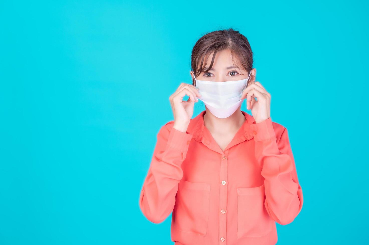 les femmes asiatiques doivent utiliser un masque facial pour se protéger contre la pollution par la poussière et prévenir l'infection par des virus photo