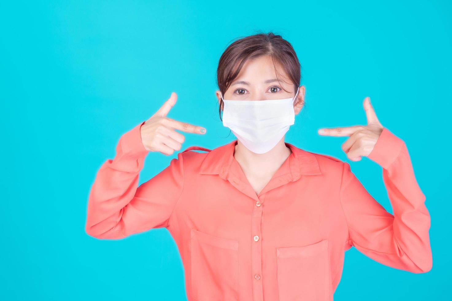 les femmes asiatiques doivent utiliser un masque facial pour se protéger contre la pollution par la poussière et prévenir l'infection par des virus photo