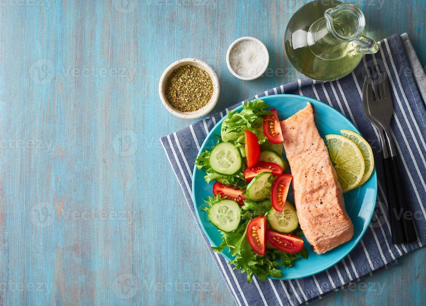 saumon et légumes à la vapeur, régime paléo, céto, fodmap. photo