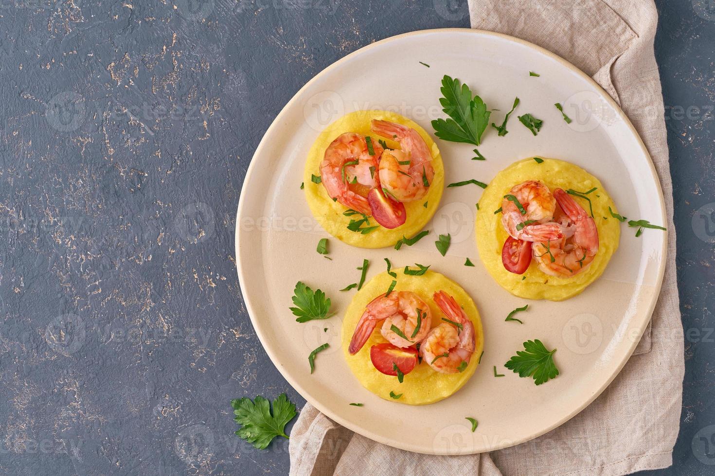 polenta aux crevettes - régime fodmap dash plat sans gluten, vue de dessus en gros plan, espace de copie photo