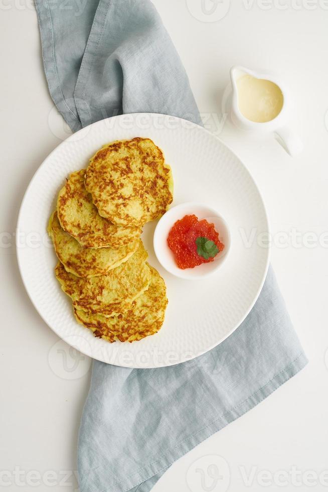 crêpes de courgettes avec pomme de terre et caviar rouge, vue de dessus de régime céto fodmap photo