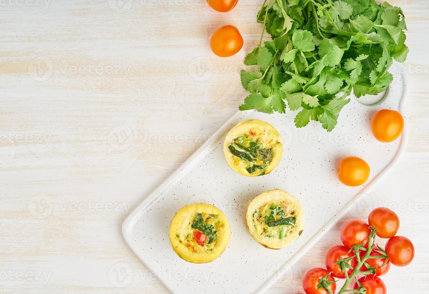 muffins aux œufs, paléo, régime céto. omelette aux épinards, légumes, tomates photo