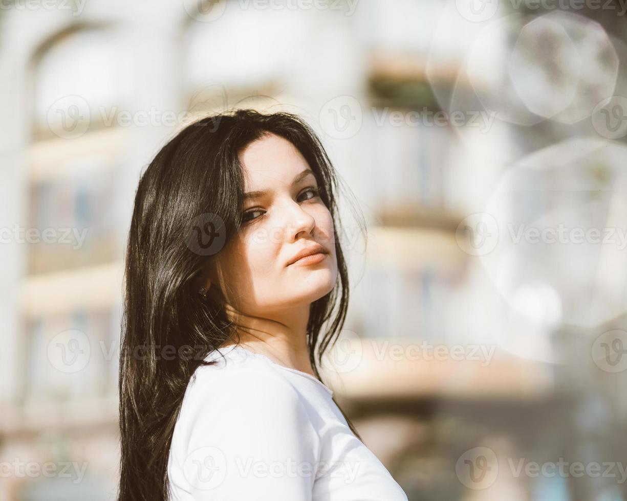 portrait en gros plan d'une belle brune intelligente qui marche dans la rue de st. Saint-Pétersbourg dans le centre-ville. charmante femme réfléchie aux longs cheveux noirs erre seule, plongée dans ses pensées photo