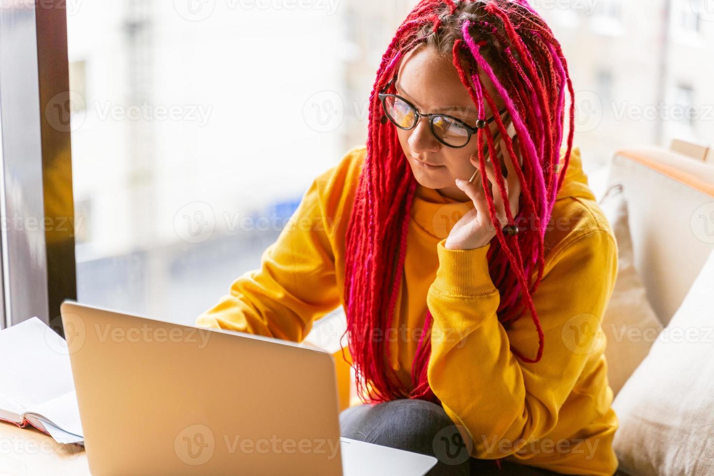 concept de nomade numérique. fille indépendante travaillant à distance sur un ordinateur portable dans un café, coworking. photo