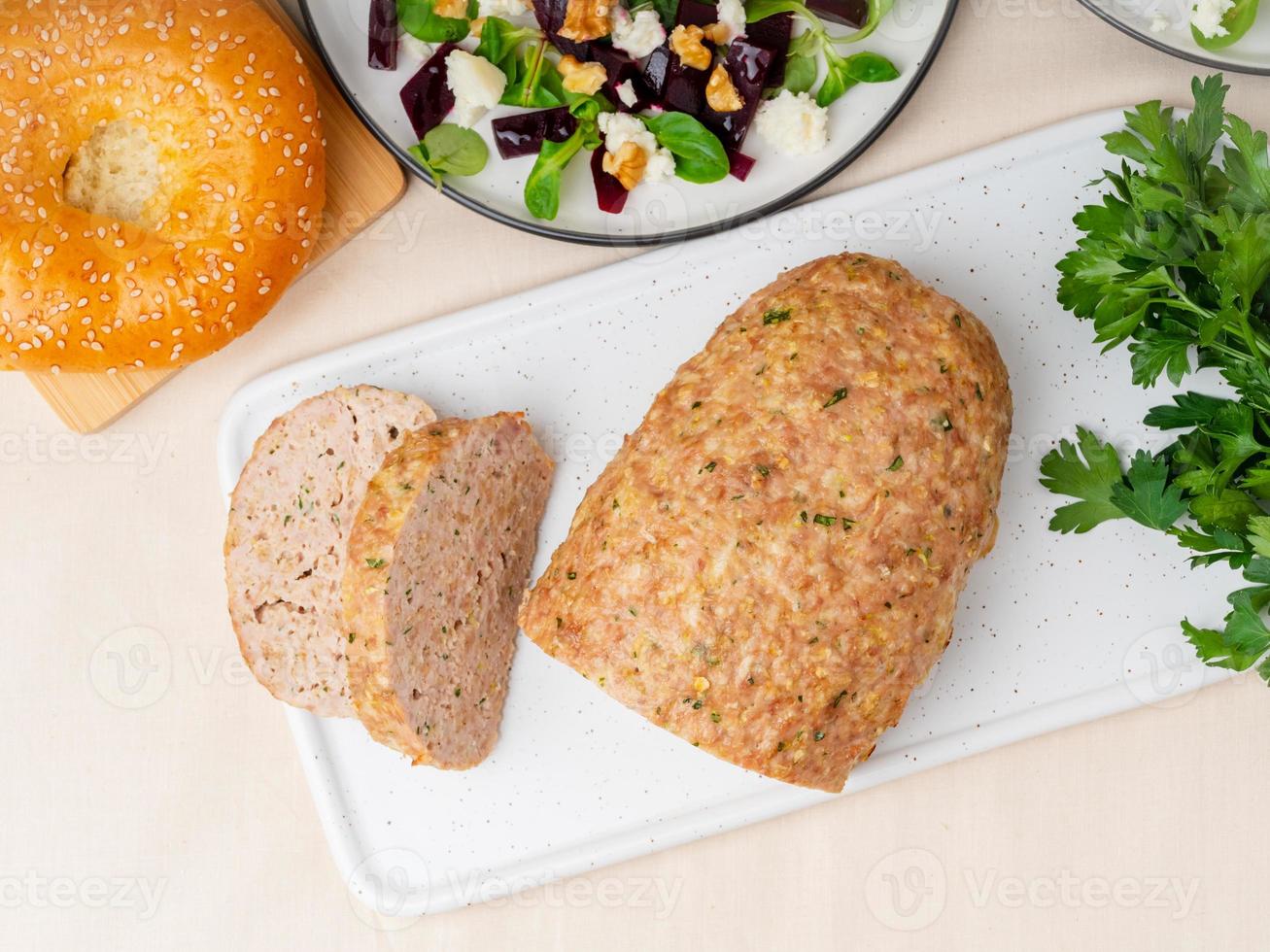 terrine, pain de viande. viande hachée de dinde cuite au four. plat traditionnel français et américain. vue de dessus, fond de marbre blanc photo