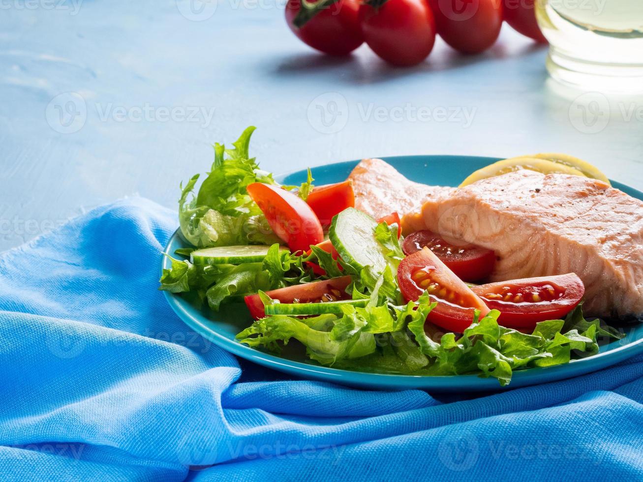 saumon et légumes à la vapeur, régime paléo, céto, fodmap. photo